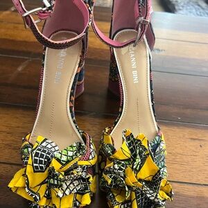 Gianni Bini Women's Yellow and Pink Patterned Heels